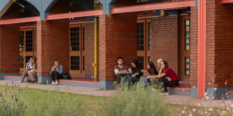 El trabajo y las tareas de cuidado reconfiguran la trayectoria académica en la universidad