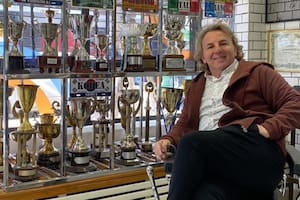 El reconocido estilista que ganó mundiales de peluquería y ahora cortará el pelo gratis a los jubilados